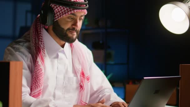 Αραβικός Υπάλληλος Ασύρματα Ακουστικά Που Εργάζονται Από Καθιστικό Γραφείο Στέλνοντας — Αρχείο Βίντεο