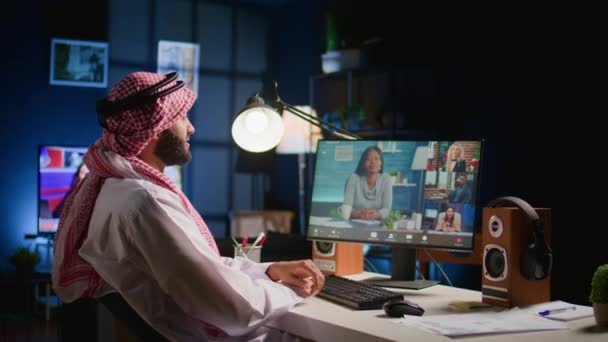 阿拉伯男子在私人辅导小组网络研讨会的网络电话会议上给予了关注 穆斯林学生在网上与教师和其他多族裔同事进行视频交谈 — 图库视频影像