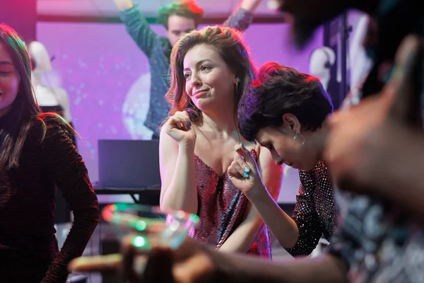 Glimlachende Vrouwen Feesten Plezier Hebben Discotheek Disco Sociale Bijeenkomst Zorgeloos — Stockfoto