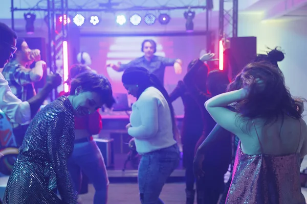Νέοι Κάνουν Clubbing Και Party Ενώ Χορεύουν Νυχτερινά Κέντρα Διασκέδασης — Φωτογραφία Αρχείου