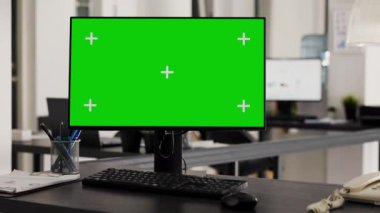 Yaratıcı ajans alanına yerleştirilmiş yeşil ekran, bilgisayar tarafından izole edilmiş model şablonu olan boş masa. Boş kromakey monitör görüntüsü gösteren bilgisayar masaüstü.