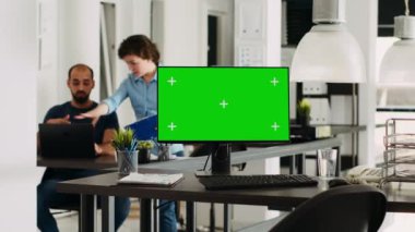 Küçük işletme acentesinde çalışan boş yeşil ekranlı bilgisayar. Monitörde izole görüntü ve model şablonu olan Chromakey, açık şirket ofisinde çalışan insanlar, ortak çalışma alanı.