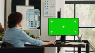 Bilgisayarda çalışan iş kadını, izole edilmiş bir model gösterimi yapıyor, çalışma programı sırasında ofis masasında oturuyor. İş yerinde yeşil ekran telif alanı düzenine sahip modern monitör kullanan çalışan.