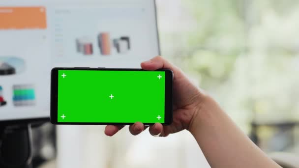 专家查看手机上的绿色显示屏 并在工作站上保存有与版权保护无关的软件的小工具 员工在商务办公室进行空白的模拟布局设计 靠近点 — 图库视频影像