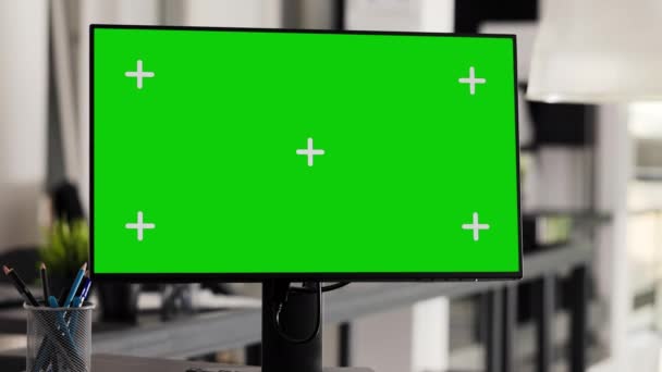Pusta Stacja Robocza Komputerem Pracującym Zielonym Ekranie Monitorze Pokazująca Pusty — Wideo stockowe