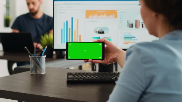 沃克用绿色显示屏检查时髦手机上的空白模拟布局 在代理办公室的智能手机和计算机上工作 用空白铬钥匙分析移动软件 — 图库视频影像
