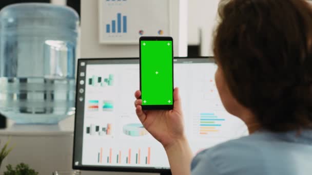 Empresaria Mira Pantalla Verde Teléfono Mientras Comprueba Renevue Marketing Espacio — Vídeo de stock