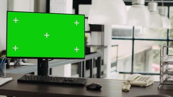 Arbeitsplatztisch Mit Greenscreen Monitor Büro Einer Geschäftsagentur Leerer Coworking Space — Stockvideo