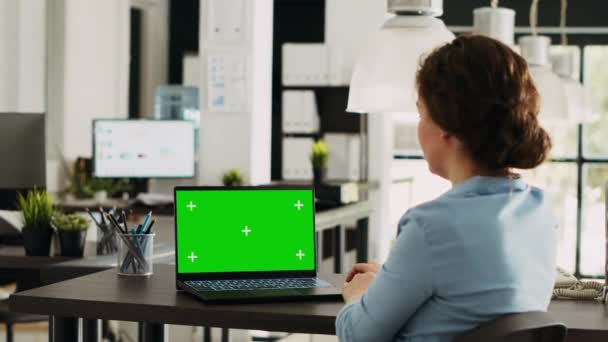 领队分析笔记本电脑上的绿色显示屏 并在开放式平面图办公室进行业务操作 员工使用Pc上带有空白模拟复制空间的便携式计算机 — 图库视频影像