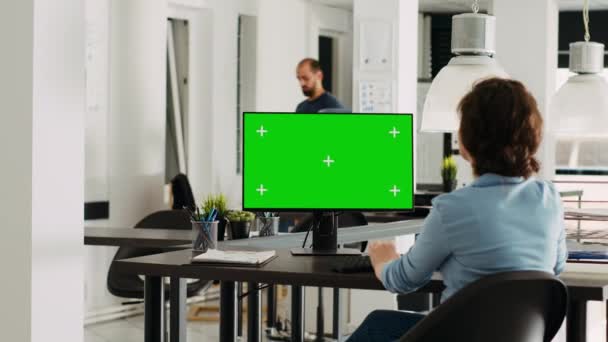 女商人看着绿色显示屏来完成代理任务 员工在桌面上分析孤立的铬钥匙模板 使用版权保护的人 问题的解决 — 图库视频影像