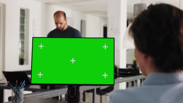Office Manager Nutzt Greenscreen Und Arbeitet Mit Isolierten Monitoren Für — Stockvideo