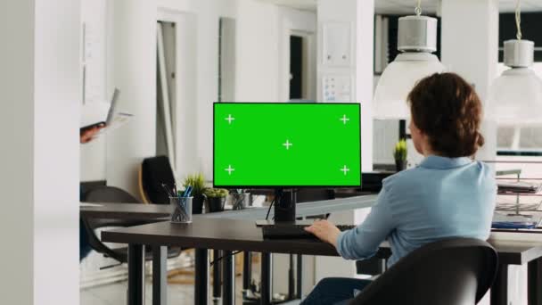 デスクでコンピュータを使用する従業員は ビジネスエージェンシーオフィスで緑のテンプレートを実行している監視します モックアップコピースペース デジタルネットワークで隔離された染色体ディスプレイを見ている会社のスペシャリスト — ストック動画