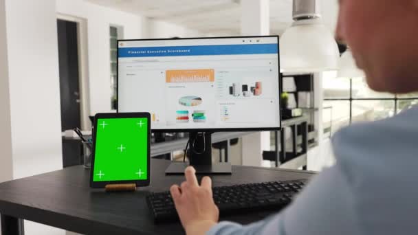Zaměstnanec Kontroluje Tablet Zelenou Obrazovkou Zatímco Ona Pracuje Obchodních Operacích — Stock video