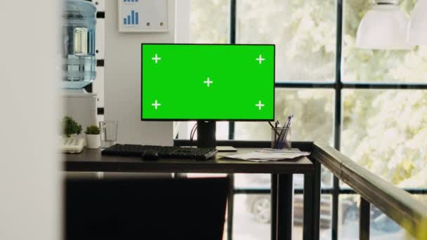 Nowoczesna Przestrzeń Dla Współpracowników Monitorem Pokazującym Odizolowany Zielony Ekran Pusty — Wideo stockowe