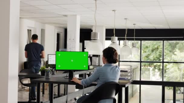 Trabajador Oficina Utiliza Pantalla Verde Escritorio Análisis Software Aislado Para — Vídeo de stock