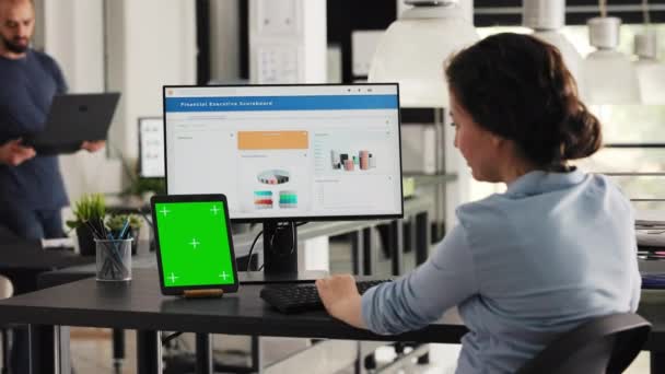 Διαχειριστής Χρησιμοποιεί Greenscreen Στο Tablet Στο Συνεργαζόμενο Γραφείο Χώρο Παρουσιάζοντας — Αρχείο Βίντεο