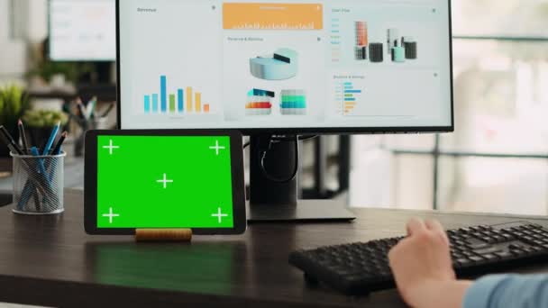 企业妇女在协同工作空间中使用绿屏模板对数字平板电脑进行评审 致力于预算开发 员工分析小工具显示上孤立的空白模型模板 — 图库视频影像