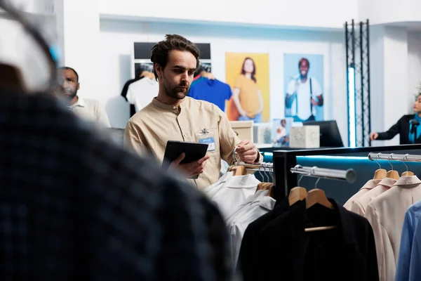 Giyim Mağazası Genç Beyaz Adam Yöneticisi Dijital Tablet Kullanarak Mal — Stok fotoğraf