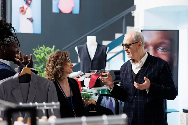 Сотрудники Салона Помогают Пожилым Клиентам Модной Рубашкой Выбирая Стильную Одежду — стоковое фото