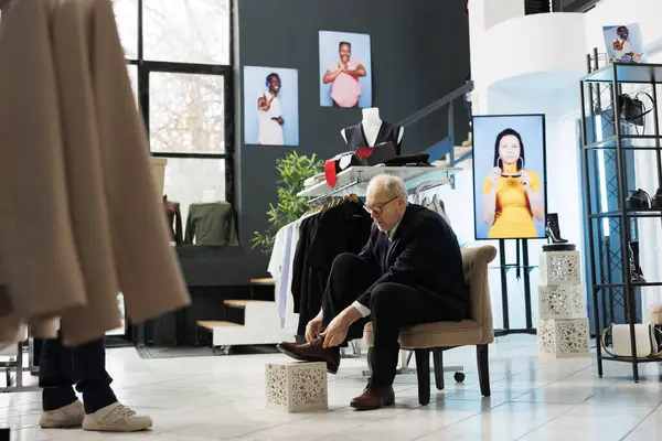 Galeride Şık Ayakkabılar Deneyen Yaşlı Alışverişçi Şık Kıyafetler Aksesuarlar Alıyor — Stok fotoğraf