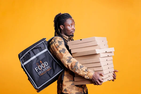Paket Servis Elemanı Paket Servisi Sırasında Pizza Kartlarıyla Dolu Desteyi — Stok fotoğraf