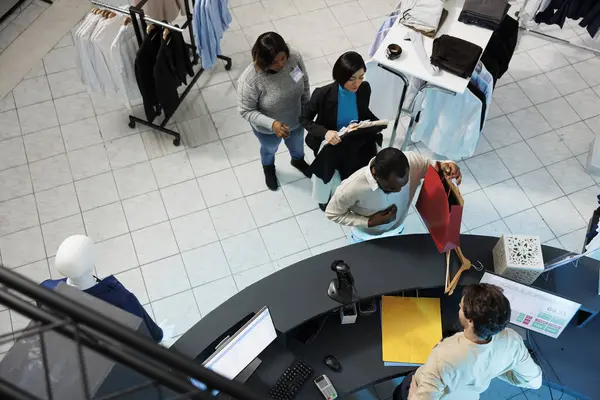 Diverse Mensen Wachten Rij Betalen Voor Geselecteerde Kleding Afdeling Winkelcentrum — Stockfoto