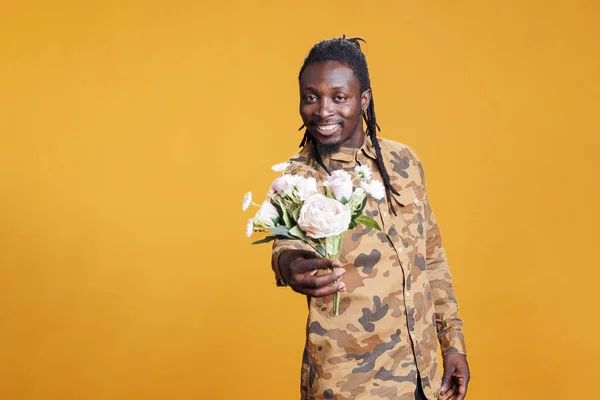 Portrait Homme Afro Américain Tenant Bouquet Fleurs Blanches Présentant Surprise — Photo