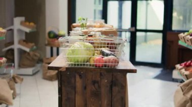 Boş yerel sıfır atık eco mağazası, yeniden kullanılabilir cam kaplarda depolanmış sandıklar, makarna veya soslarda yerel olarak yetiştirilmiş meyve ve sebzelere sahip. Organik süpermarket ürünleri.