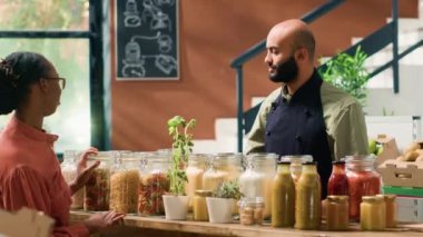 Çiftçi sıfır atık süpermarketi sağlamak için kasalarda biyo-meyveler getiriyor, bakkala kendi bahçesinden yeni toplanmış ürünlerle geliyor. Dükkan sahibi iş sahibini selamlıyor. El kamerasıyla..