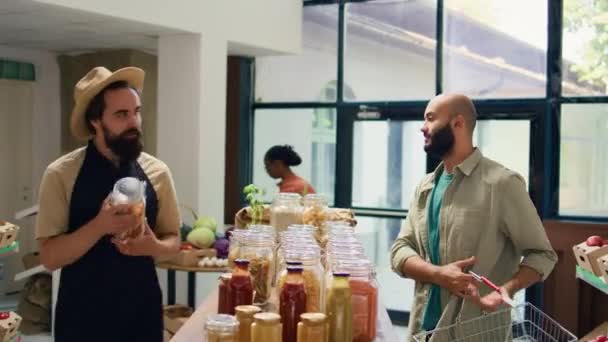 Satıcı Kasada Terazi Kullanıyor Yiyecek Tartıyor Markette Orta Doğulu Alışverişçiler — Stok video