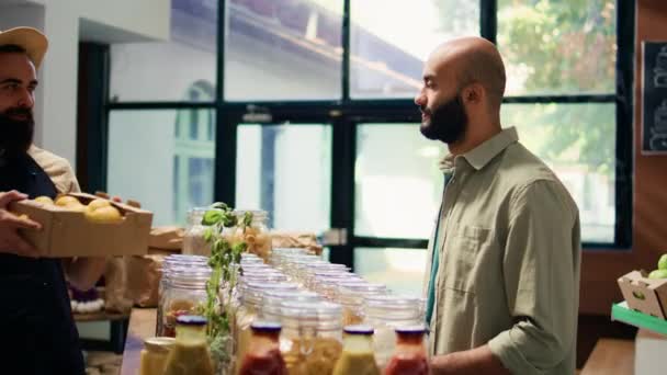 유기농 슈퍼마켓에서 풍부한 냄새를 즐기는 구매자 식료품점 고객에게 과일을주는 가능한 — 비디오
