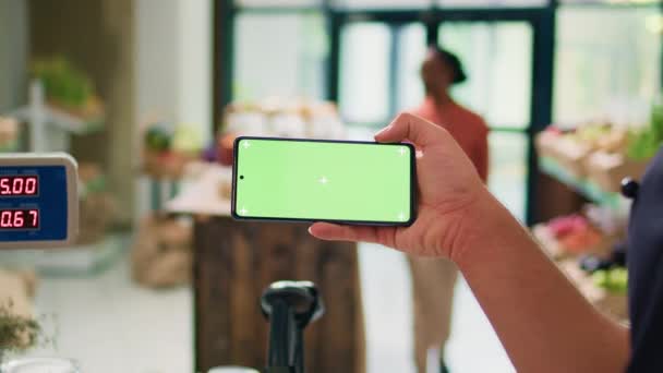 Πωλητής Δείχνει Greenscreen Στην Οθόνη Του Τηλεφώνου Παρουσιάζοντας Απομονωμένο Πρότυπο — Αρχείο Βίντεο