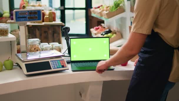 Αποθηκευτής Εργάζεται Πράσινη Οθόνη Στο Laptop Κάθεται Ταμειακή Ταμειακή Μηχανή — Αρχείο Βίντεο