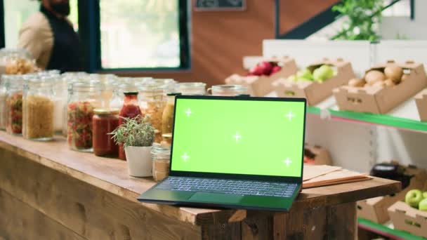 Laptop Greenscreen Loja Ecológica Local Com Caixas Produtos Orgânicos Caseiros — Vídeo de Stock