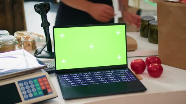 Sprzedawca Rejestrze Używa Laptopa Zielonym Ekranem Wyświetlacza Urządzeniu Młody Dorosły — Wideo stockowe