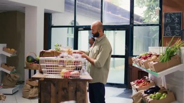 Hombre Supermercado Ecológico Cero Residuos Busca Alternativas Alimentos Saludables Suministros — Vídeo de stock
