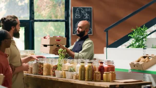 通过购买新鲜收获的有机水果和蔬菜 支持当地农民 在零废物超市寻找自然产品 小企业主用食物样本向客户致意 — 图库视频影像