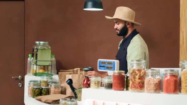 Kereskedő Ételt Rendel Házhoz Szállításhoz Házi Organikus Zöldségeket Tesz Hátizsákba — Stock videók