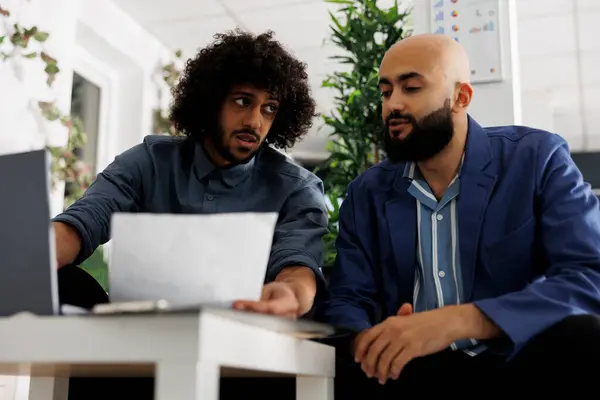 Arabische Mitarbeiter Arbeiten Projekten Und Diskutieren Strategien Während Sie Unternehmensdokumente — Stockfoto