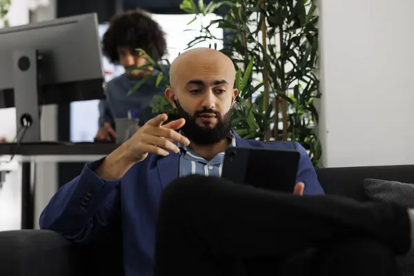 Арабский Руководитель Обсуждает Стратегию Продаж Маркетинга Коллегами Используя Видеоконференцию Цифровом — стоковое фото