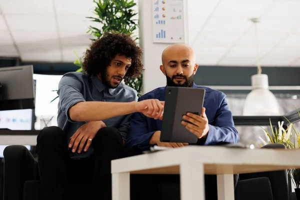 Compañeros Árabes Discutiendo Proyecto Startup Analizando Informe Sobre Tablet Oficina — Foto de Stock