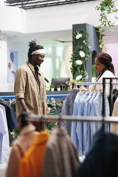 Afrykański Amerykanin Mężczyzna Kobieta Zakupy Sklepie Odzieżowym Kupujący Wybierają Modny — Zdjęcie stockowe