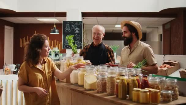 Ältere Verkäufer Unterstützen Kunden Umweltfreundlichen Geschäften Mit Ethisch Vertretbaren Lebensmitteln — Stockvideo