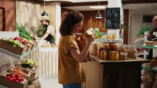 Glückliche Frau Supermarkt Die Papiertüten Benutzt Grundnahrungsmittel Für Die Speisekammer — Stockvideo