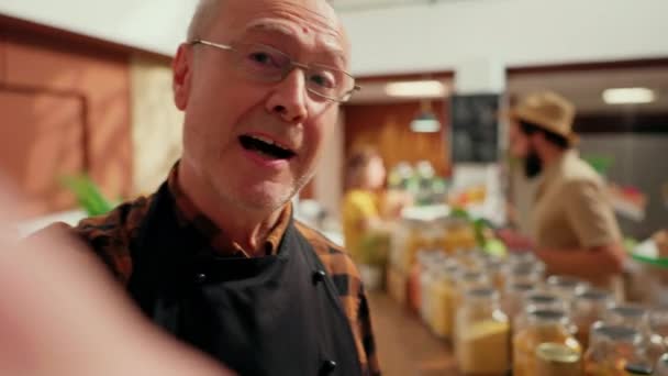 Vlog Promocional Filmes Proprietários Idosos Supermercado Local Mostrando Produtos Veganos — Vídeo de Stock