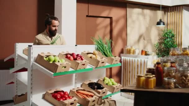 Férfi Élelmiszerbolt Vásárol Zöldségeket Ellenőrzi Termékeket Mielőtt Vásárlási Döntés Hogy — Stock videók