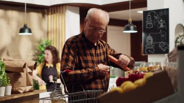 Porträt Eines Lächelnden Alten Kunden Einem Supermarkt Der Mit Seinem — Stockvideo