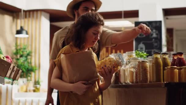 Kese Kağıdına Katkı Maddeleri Sebzeler Ekleyen Kadın Sıfır Atık Süpermarketindeki — Stok video