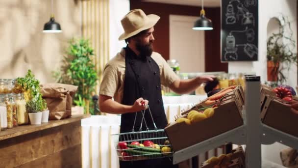 Eigenaar Restocking Lokale Buurt Supermarkt Met Vers Geoogste Groenten Uit — Stockvideo