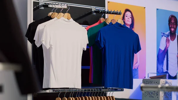 Alışveriş Merkezinin Büyük Galerisinde Çeşitli Giyim Markalarından Ürünler Şık Günlük — Stok fotoğraf